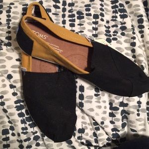 Nwt black and gold Toms